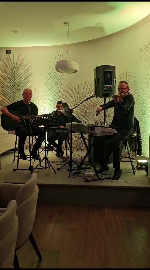 Trio në një mbrëmje Piano Bar