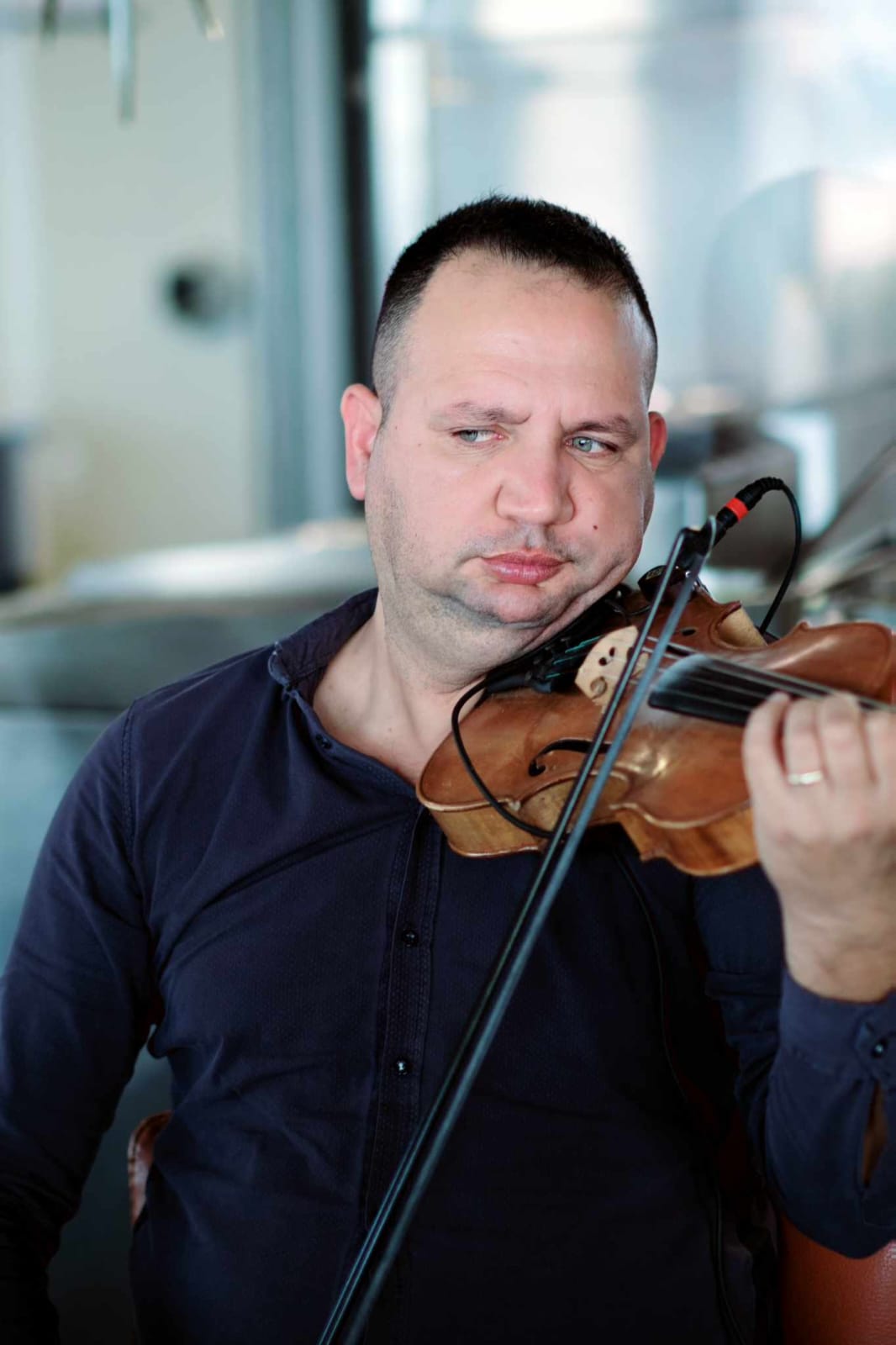Albano Kapllani duke luajtur violinë